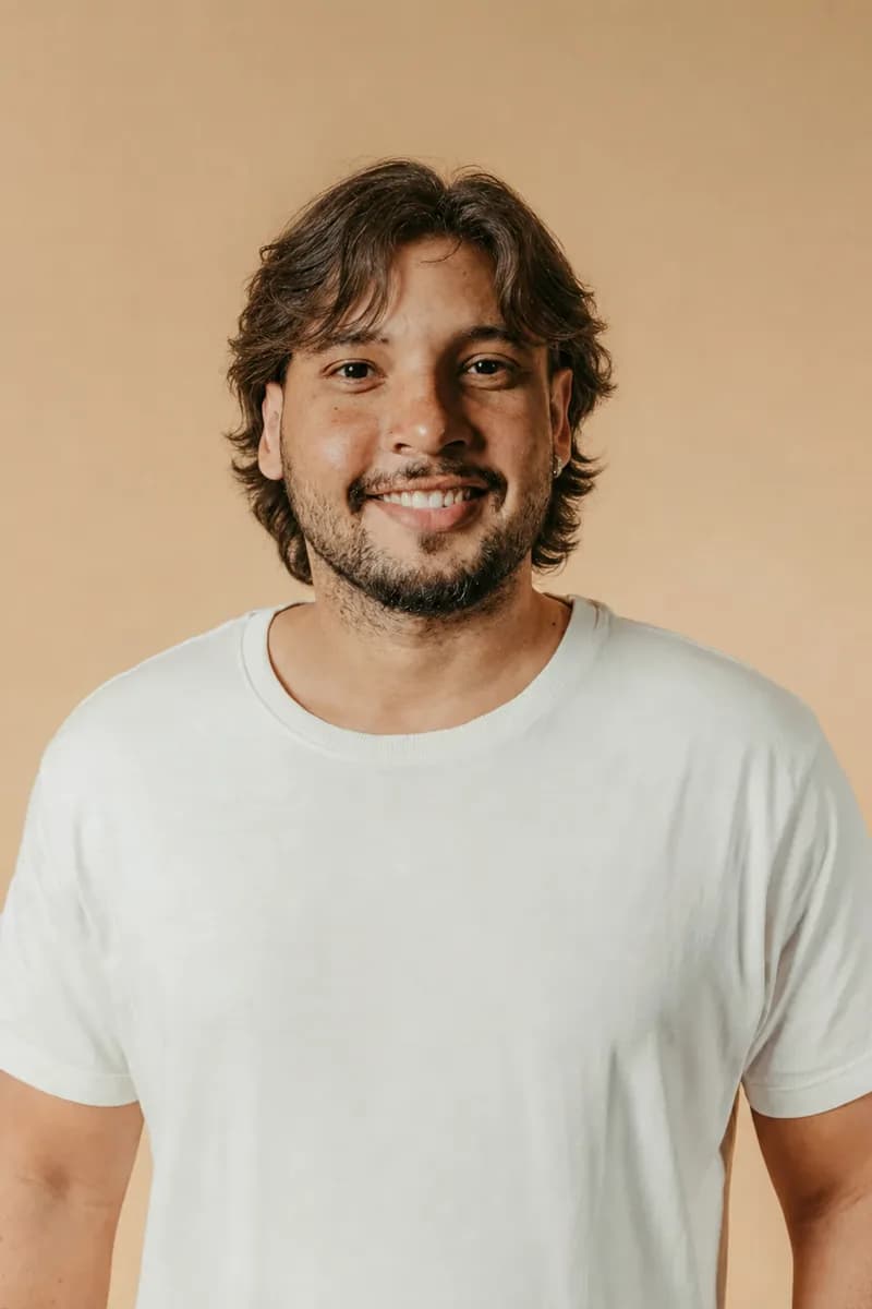 Taglio corto a una media lunghezza spettinata, nuovo look