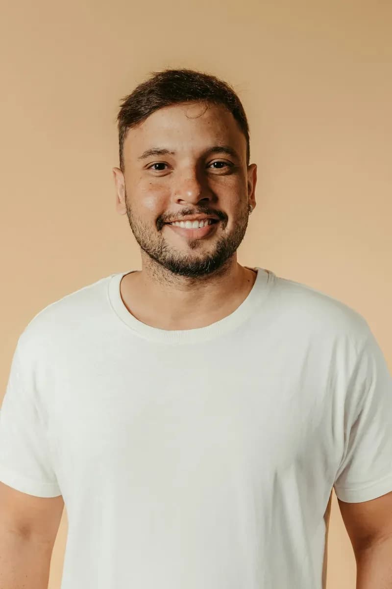 Taglio corto a una media lunghezza spettinata