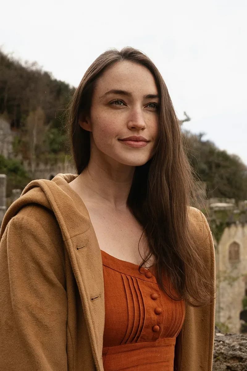 Capelli lunghi castani a un wolf cut alle clavicole
