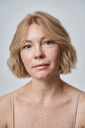 Long blonde waves to a blunt chin-length bob restyled